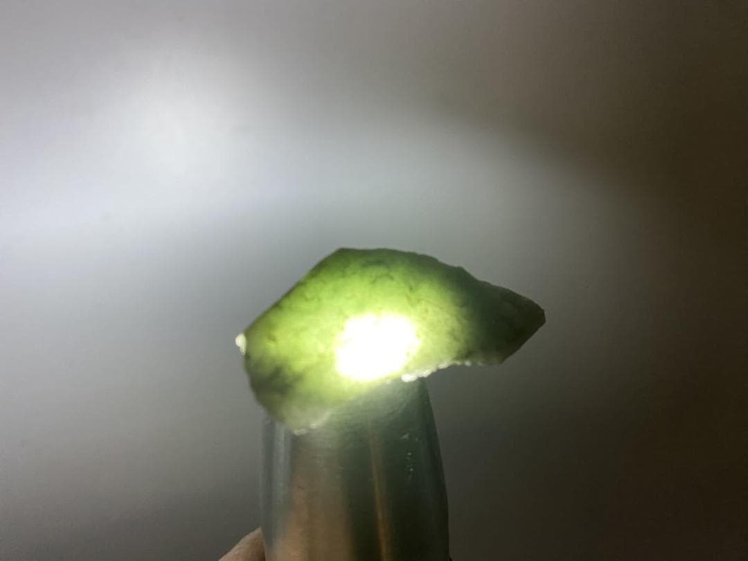 翡翠 ヒスイ 糸魚川 11g 青翡翠 水色 スカイブルー 透過 原石 天然 今日のヒスイは、 「色々な産地の青翡翠」です😁 青ヒスイと言えば有名