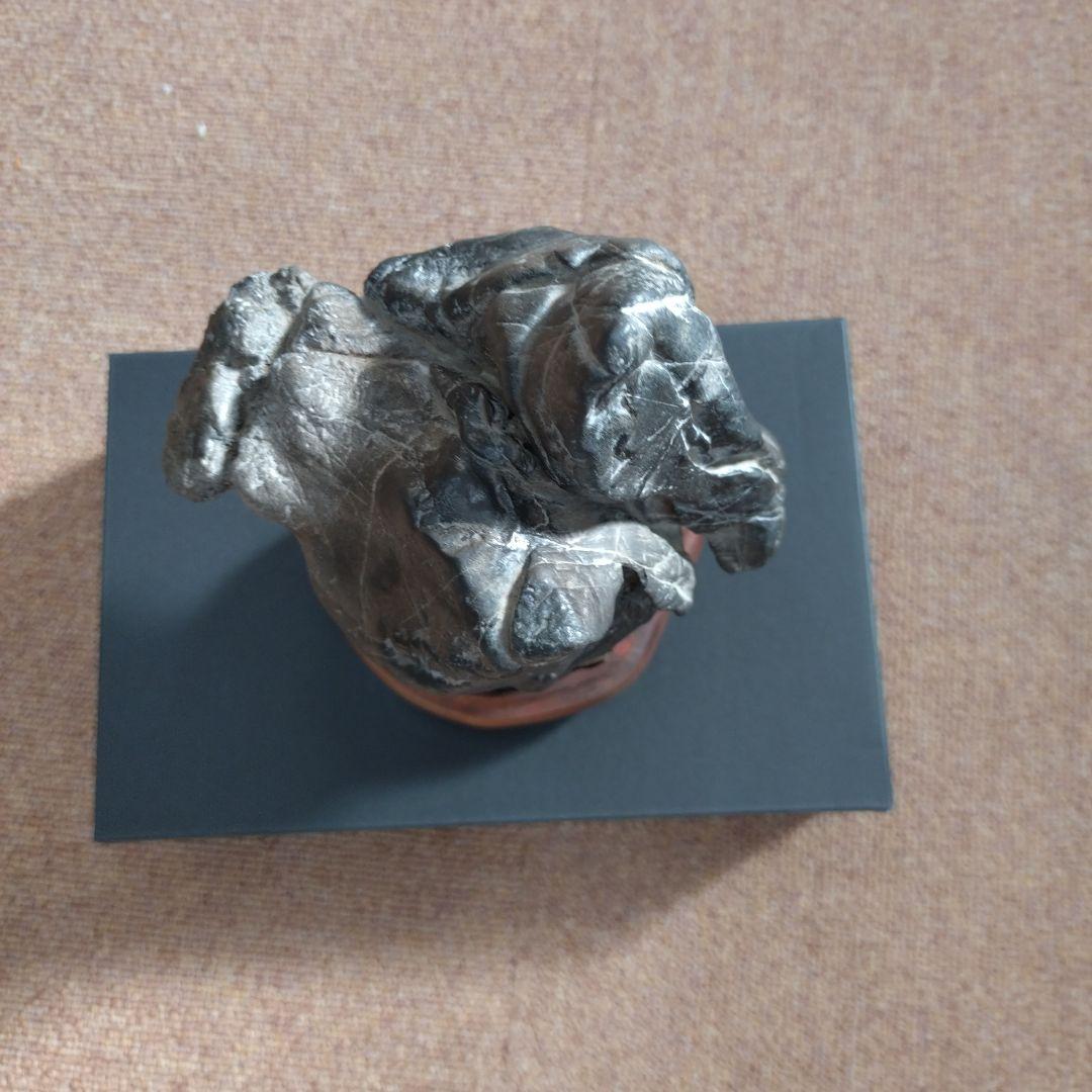 北海道金山石 黒色水石 自然石 木製台座付き - メルカリ