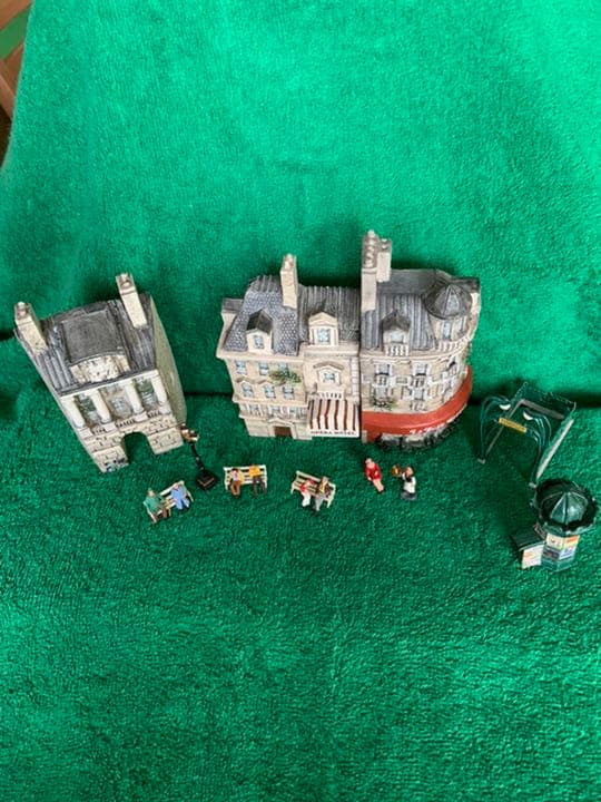 ドミニク・ゴー パリの街並シリーズの人形・ベンチ・街灯・キオスク