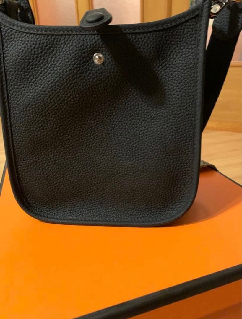 新品未使用 ショルダーバッグ Hパンチング 高級革 ブラック