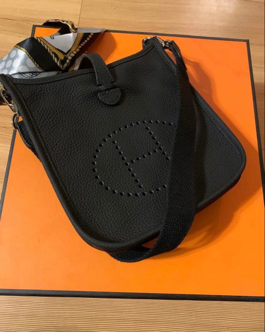 新品未使用 ショルダーバッグ Hパンチング 高級革 ブラック