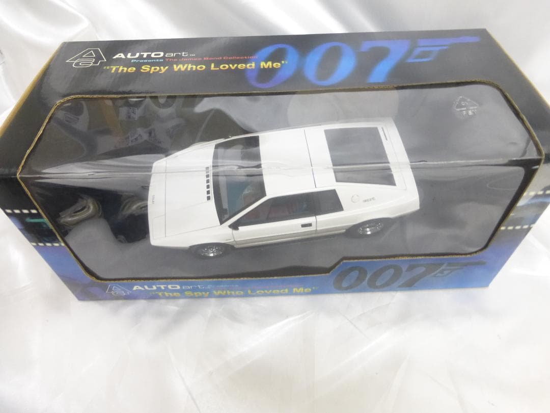 絶版　1/18 オートアート　ロータス エスプリ 映画007 私を愛したスパイ