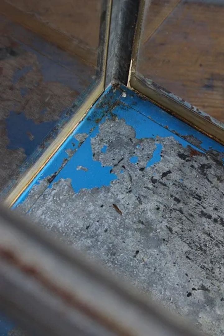 古い ブリキの水槽 ディスプレイに