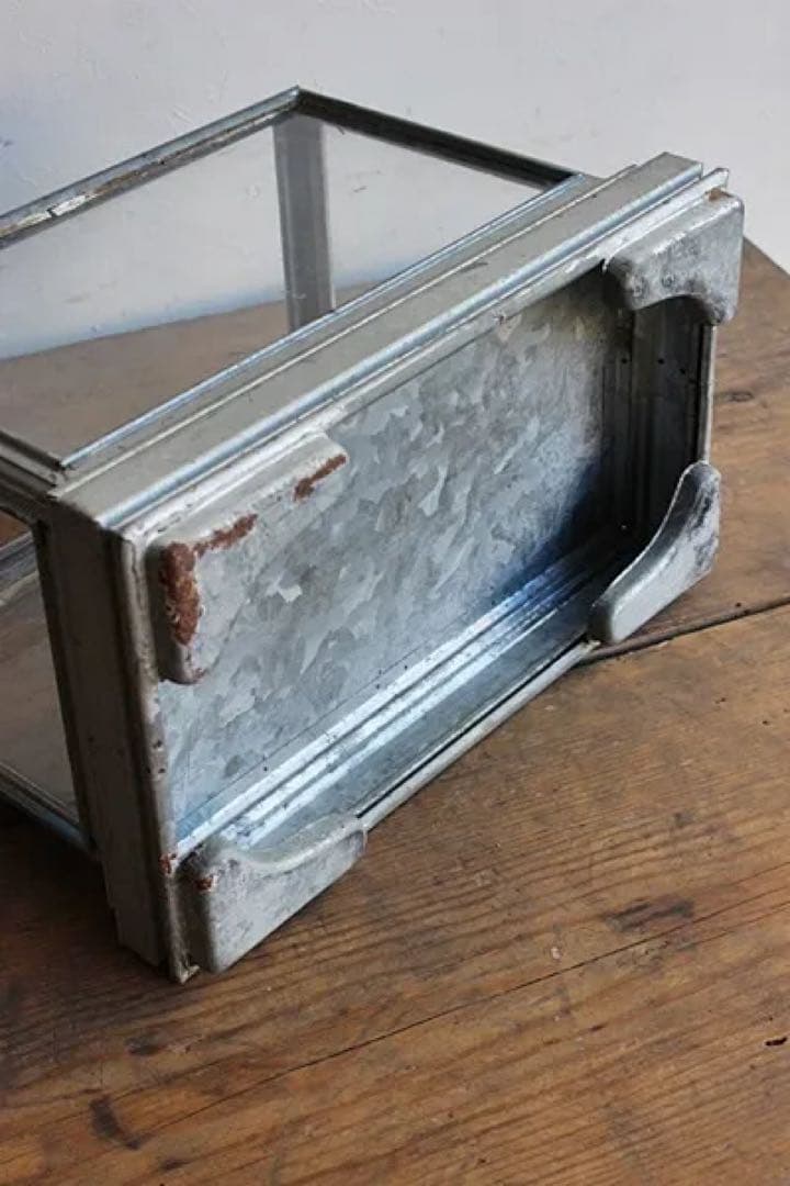 古い ブリキの水槽 ディスプレイに