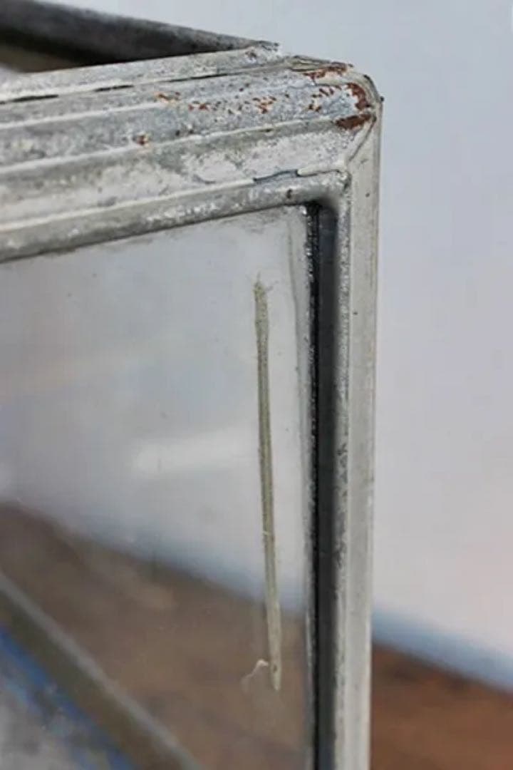 古い ブリキの水槽 ディスプレイに