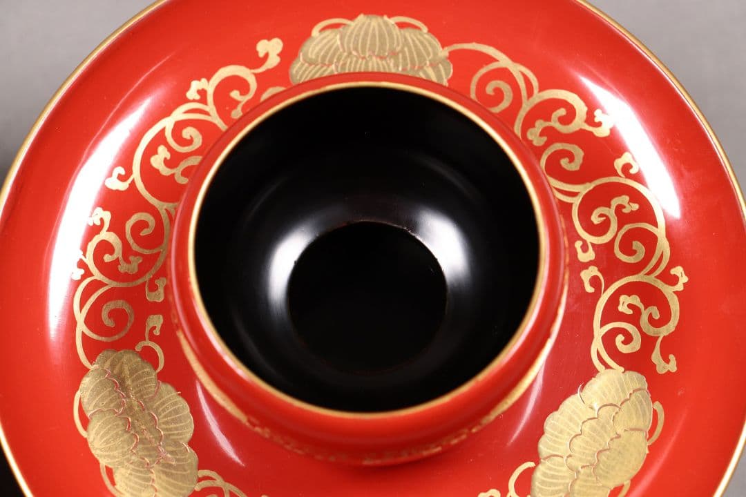 M673/ 時代木製漆器 花唐草金蒔絵朱塗茶台一対 伊万里色絵茶器 龍鳳凰 木箱