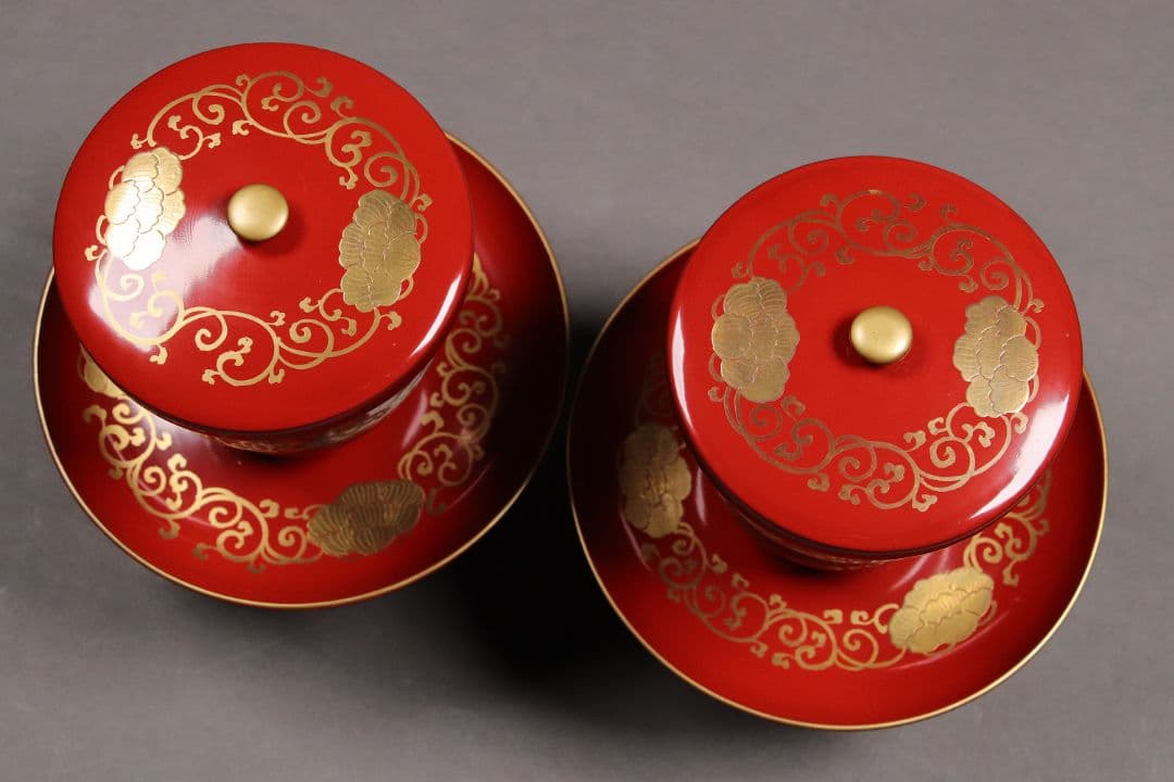 M673/ 時代木製漆器 花唐草金蒔絵朱塗茶台一対 伊万里色絵茶器 龍鳳凰 木箱