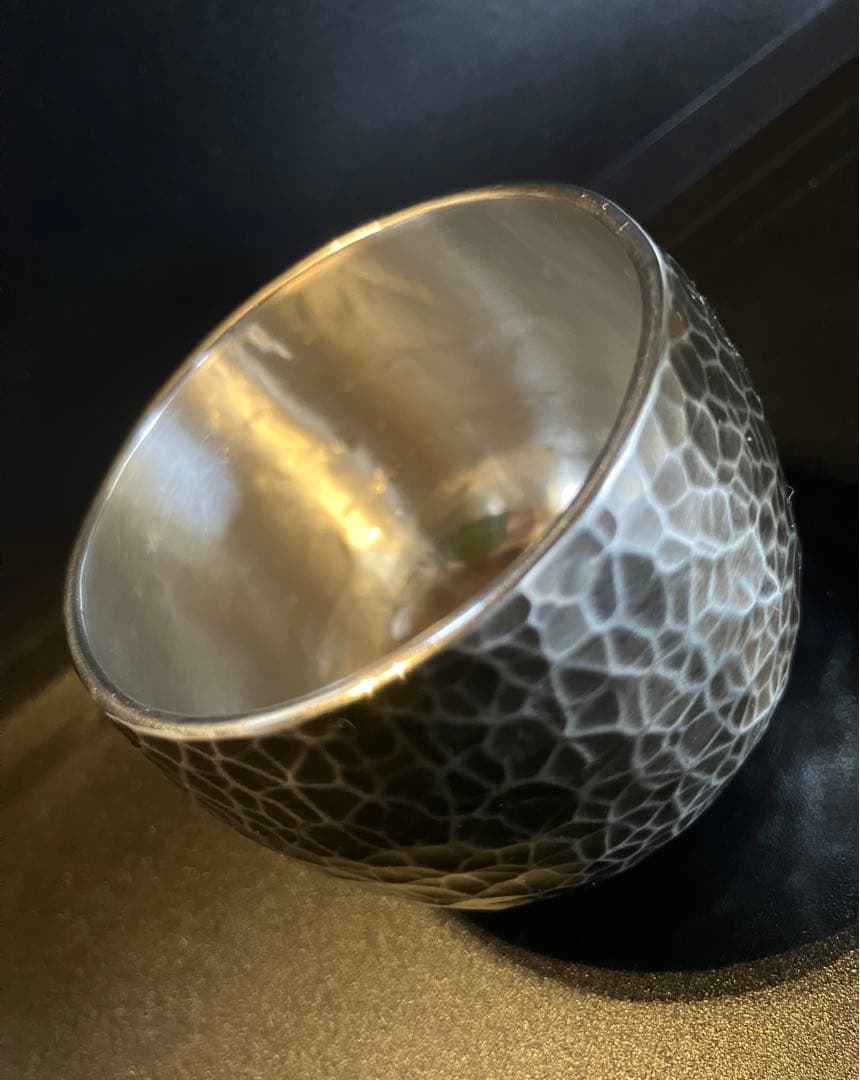 伝統工芸 手造り 『松巣堂』銅ぐい呑 いぶし銀(網手文) 打物銅器 新潟