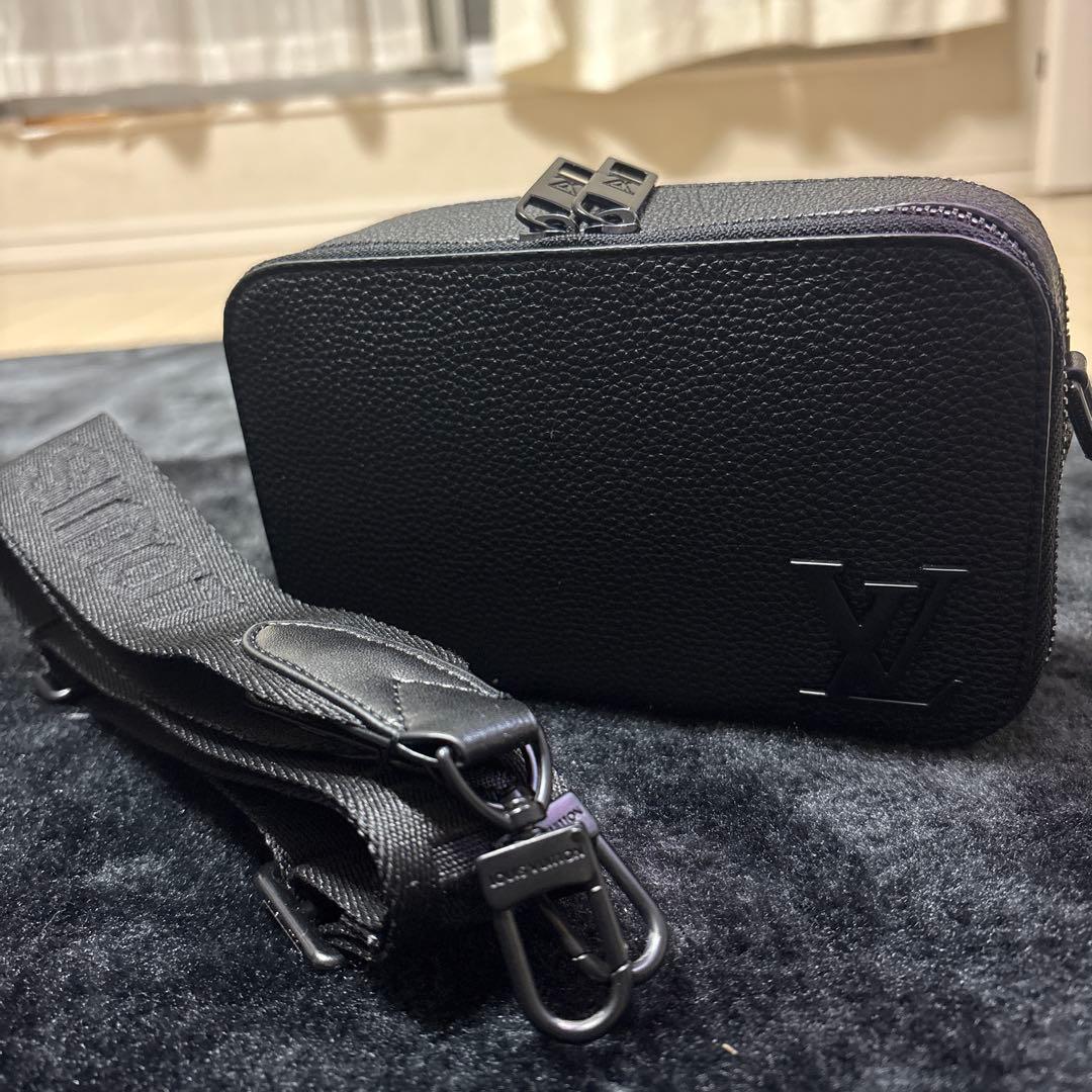 Louis Vuitton ブラックレザーショルダーバッグ - メルカリ