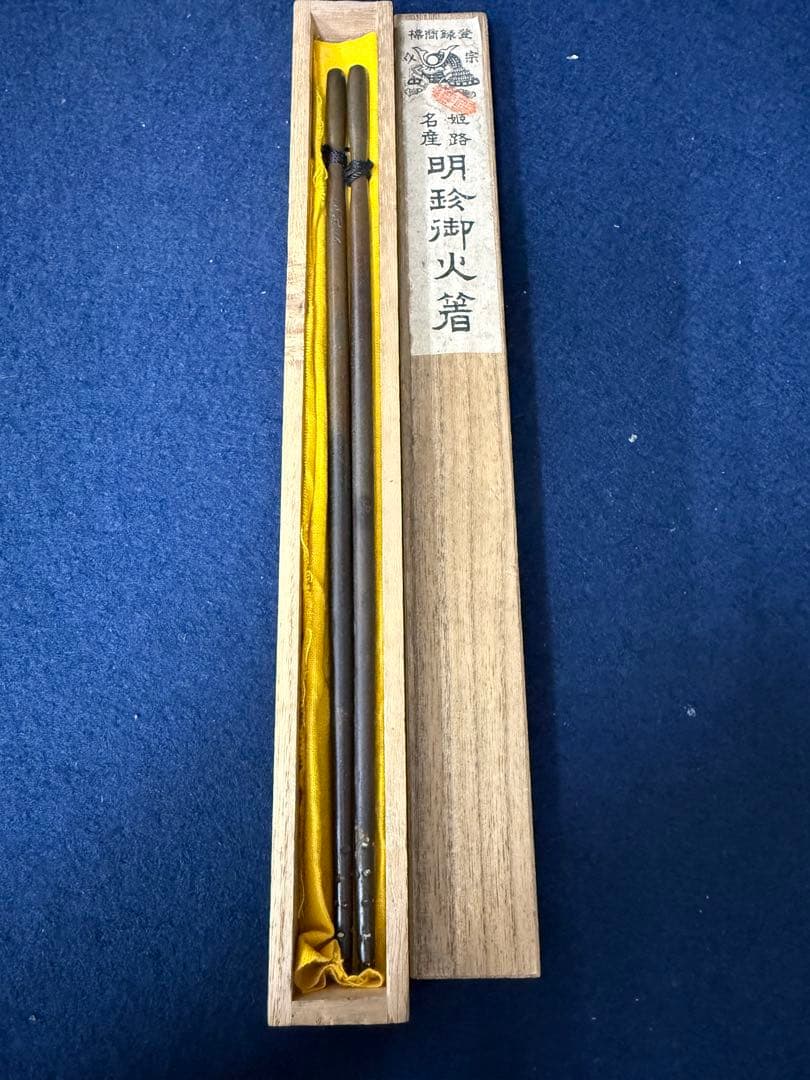 オールドチベット 革製ポーチ財布 古い天然珊瑚象嵌 銀製浮彫り唐草紋