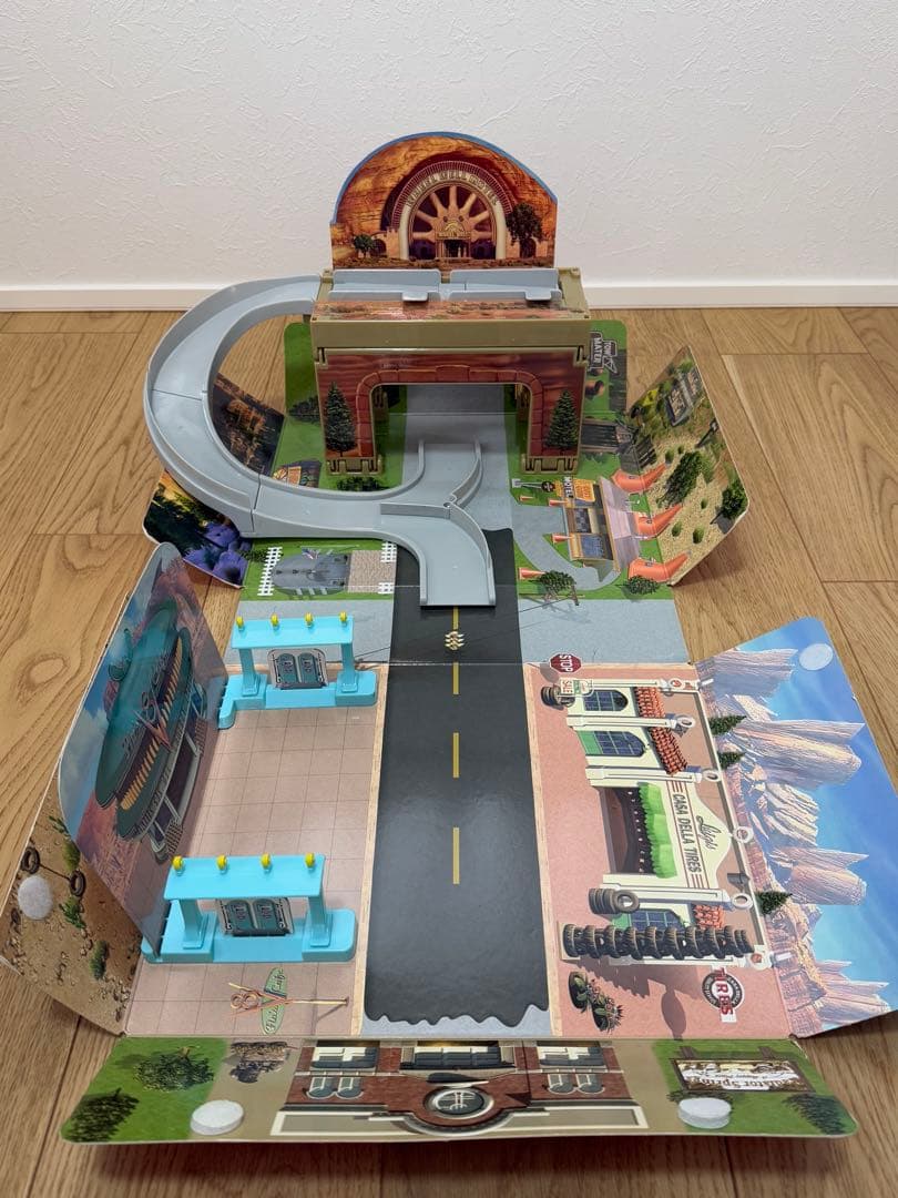 箱付き☆トミカ カーズ あそべるマップ ラジエータースプリングス