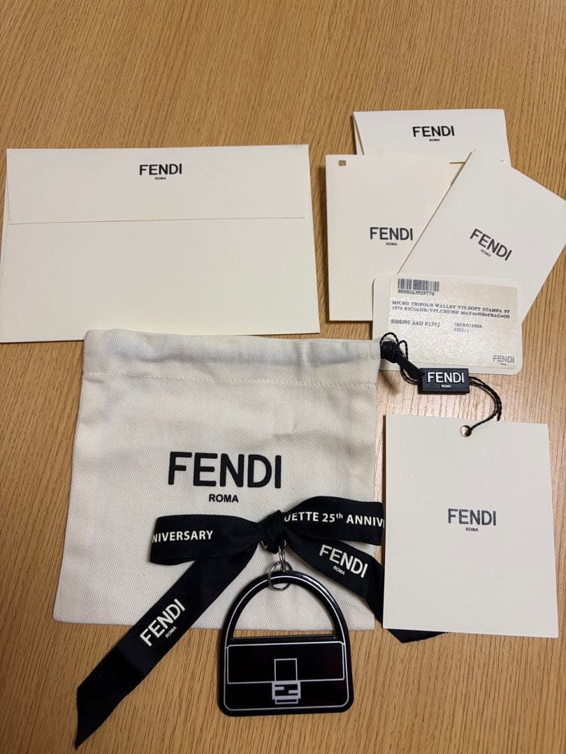 フェンディ 三つ折り財布 エフイズ FFロゴ エンボス レザー バイカラー