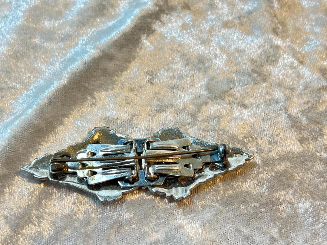 ダブルクリップブローチ　２つのクリップを組み合わせてあります。