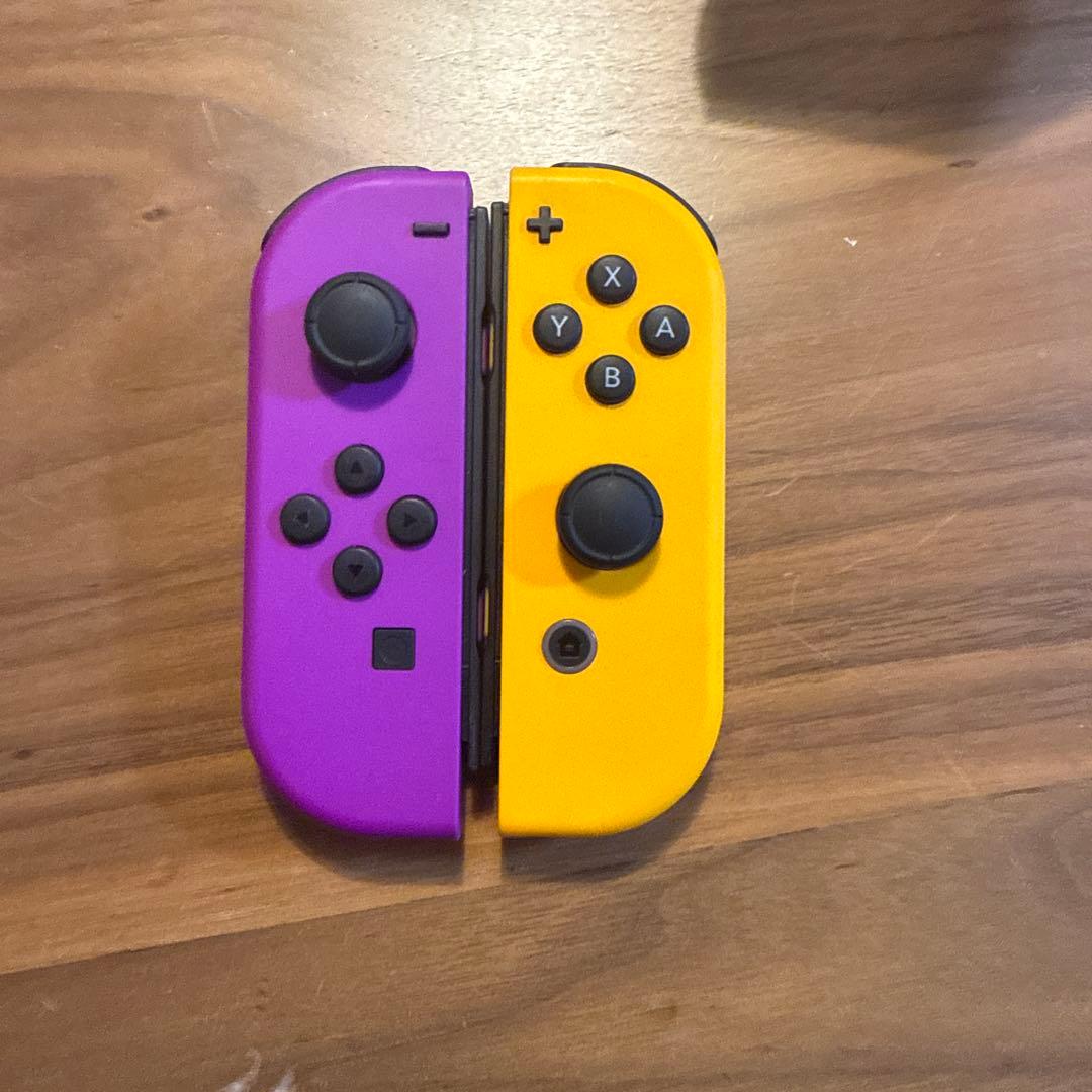 ニンテンドーSwitch ジョイコン、ドック、専用ケーブル、ストラップ付き