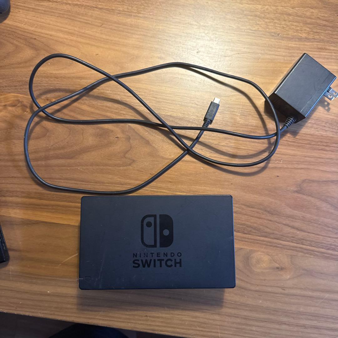 ニンテンドーSwitch ジョイコン、ドック、専用ケーブル、ストラップ付き