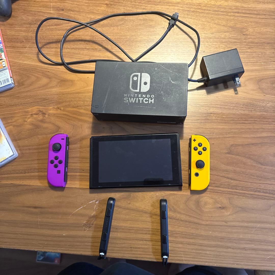 ニンテンドーSwitch ジョイコン、ドック、専用ケーブル、ストラップ付き
