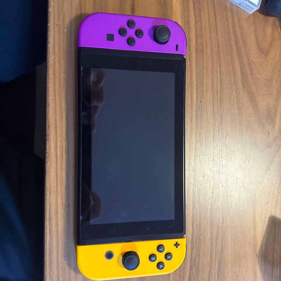 ニンテンドーSwitch ジョイコン、ドック、専用ケーブル、ストラップ付き