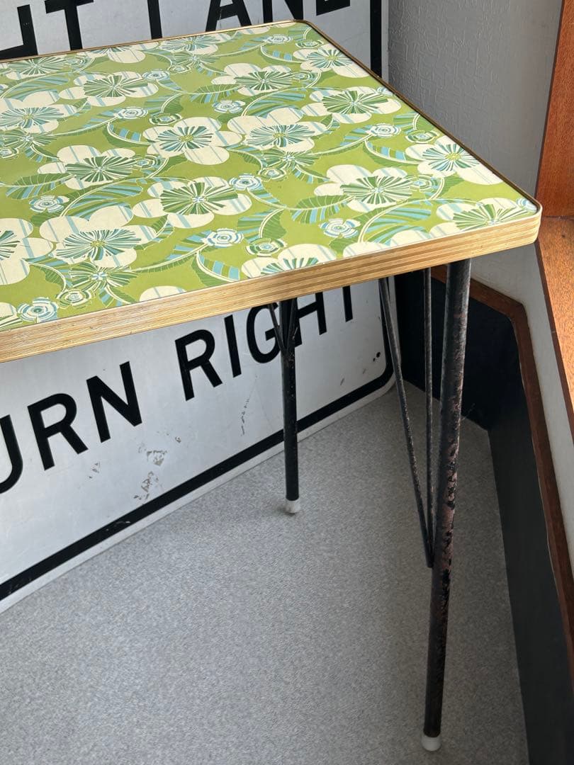 昭和レトロ　ポップ　花柄　鉄脚テーブル　ヴィンテージ　作業台　ダイニング　机