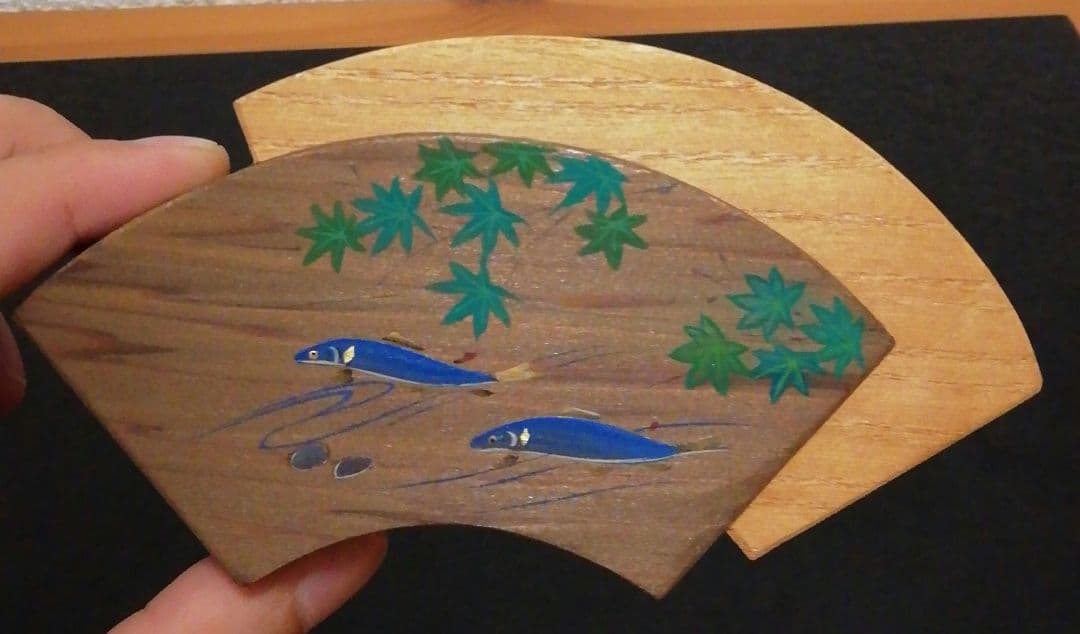 清水晃樹作　加州工芸　神代杉　清流魚絵　扇面　香合　共箱　栞付　茶道具