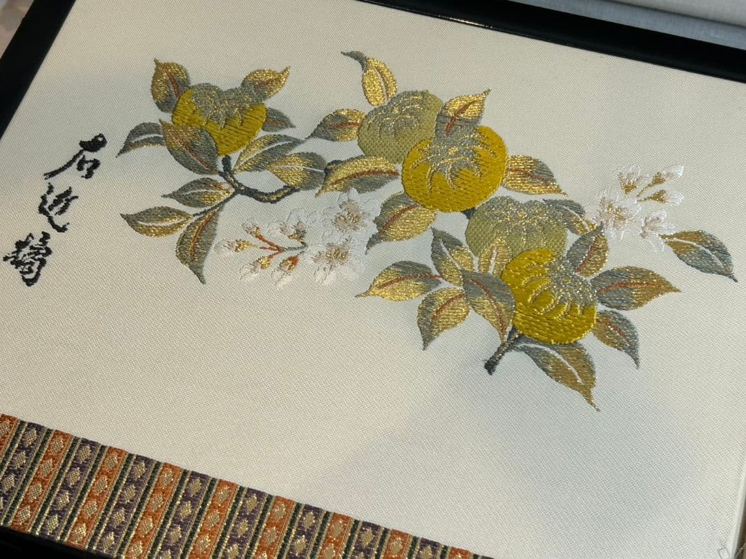 桜と花の美しい刺繍が施された屏風
