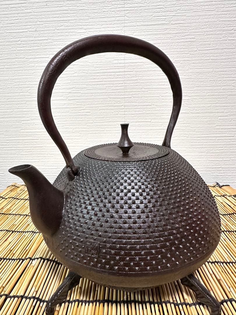 供箱、付属品付　岩手県奥州水沢幸工芸現代の名工 佐藤勝久造宝重霰２ℓ 南部鉄瓶