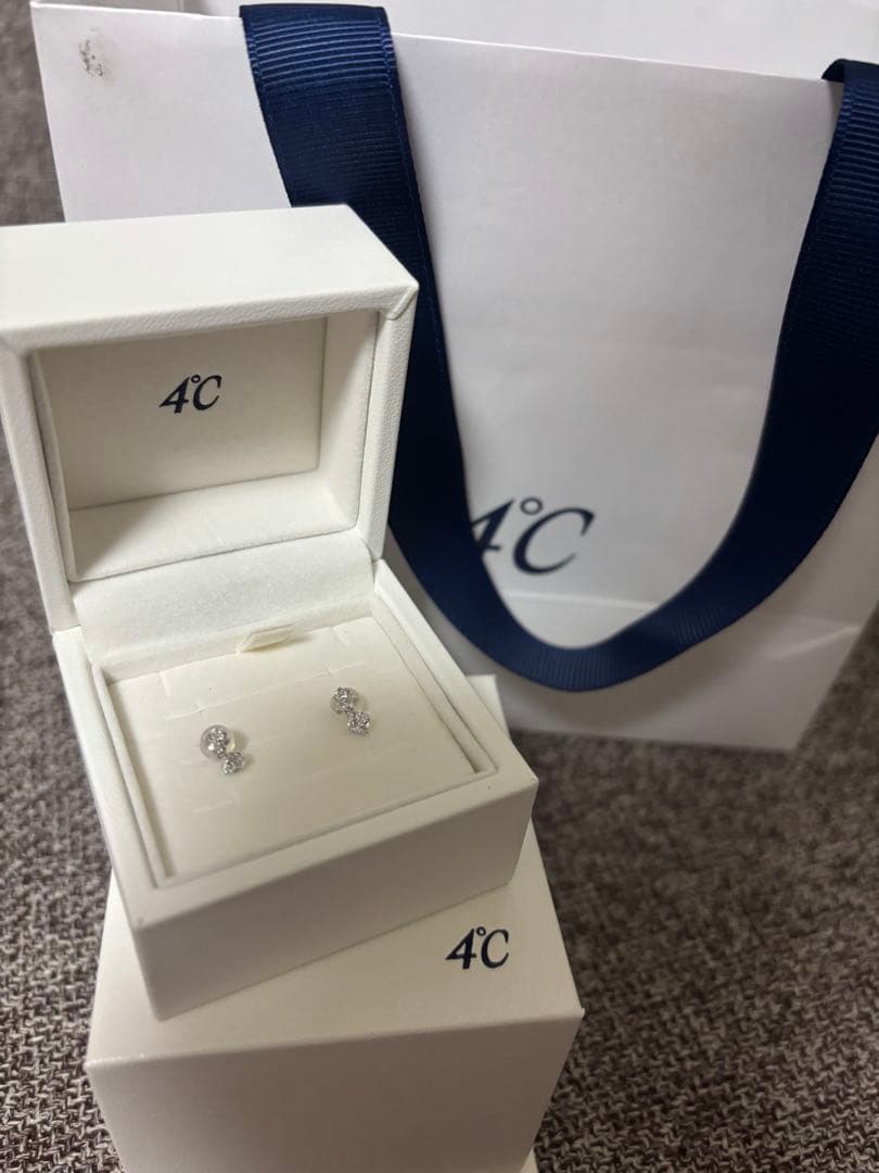 4℃ ピアス　シルバー　K10ホワイトゴールド ヨンドシー 4℃ K10ホワイトゴールド ピアス （シルバー