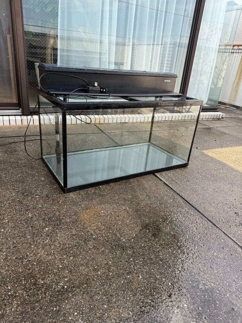 90センチアクリル水槽のみ 発送が来週の土曜日か日曜日になります