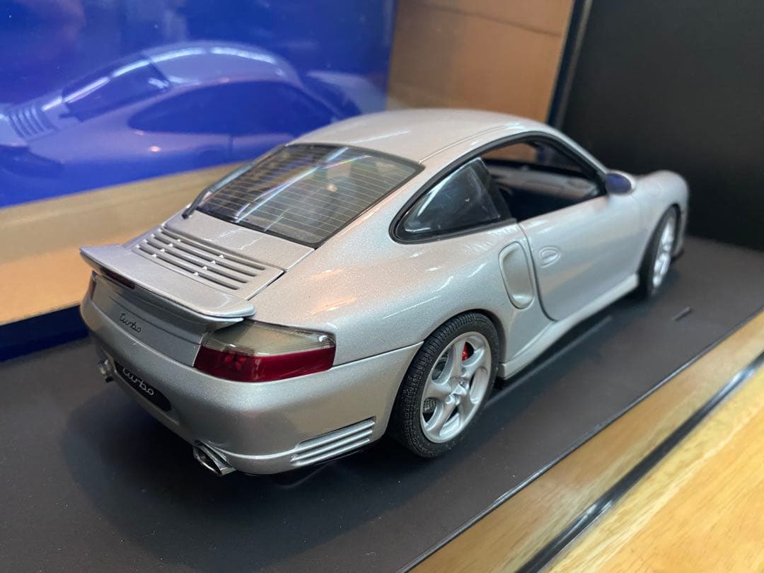 1/18 オートアート ポルシェ 911 (996) ターボ ミニカー