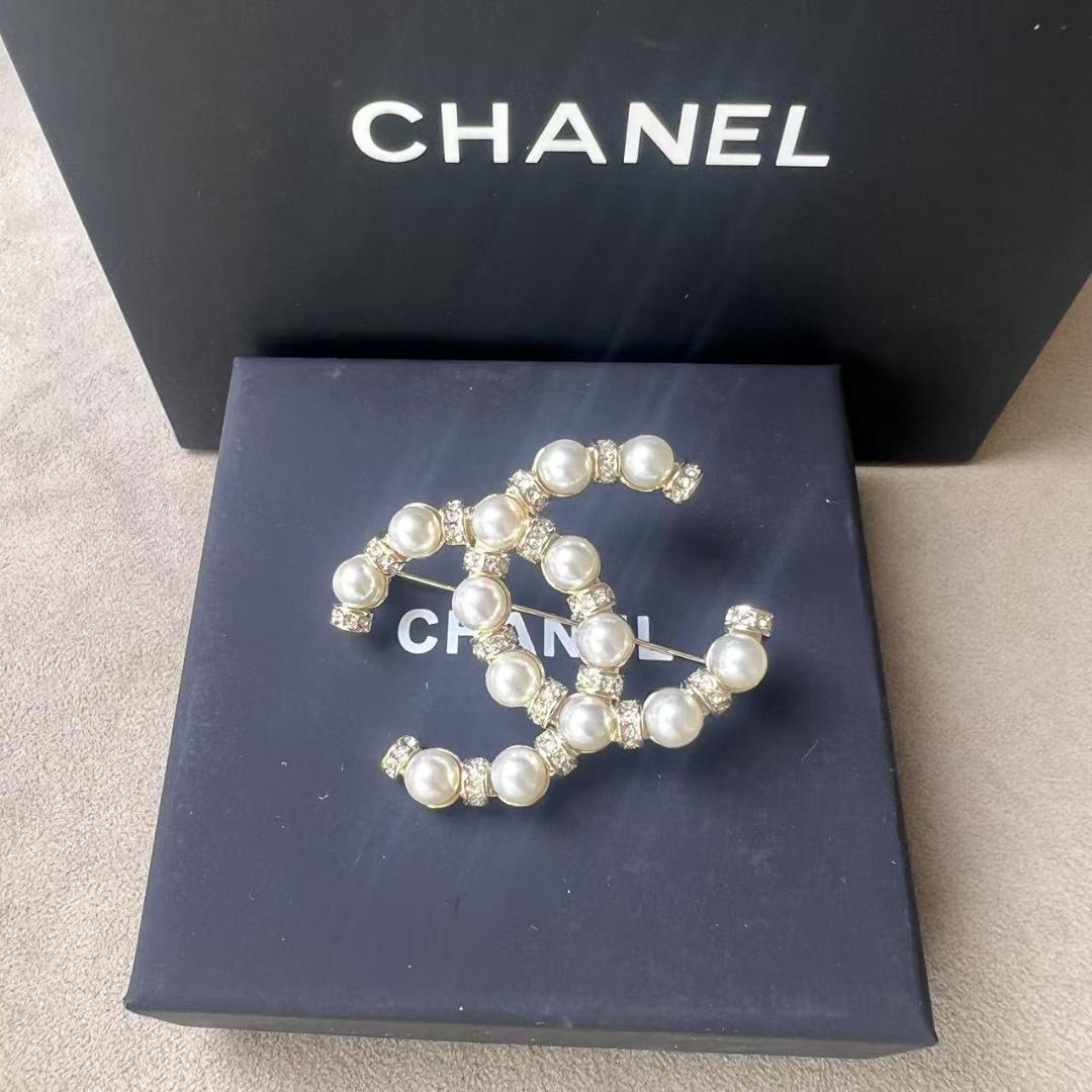 CCロゴ パールブローチ - yellows.co.jp 日本