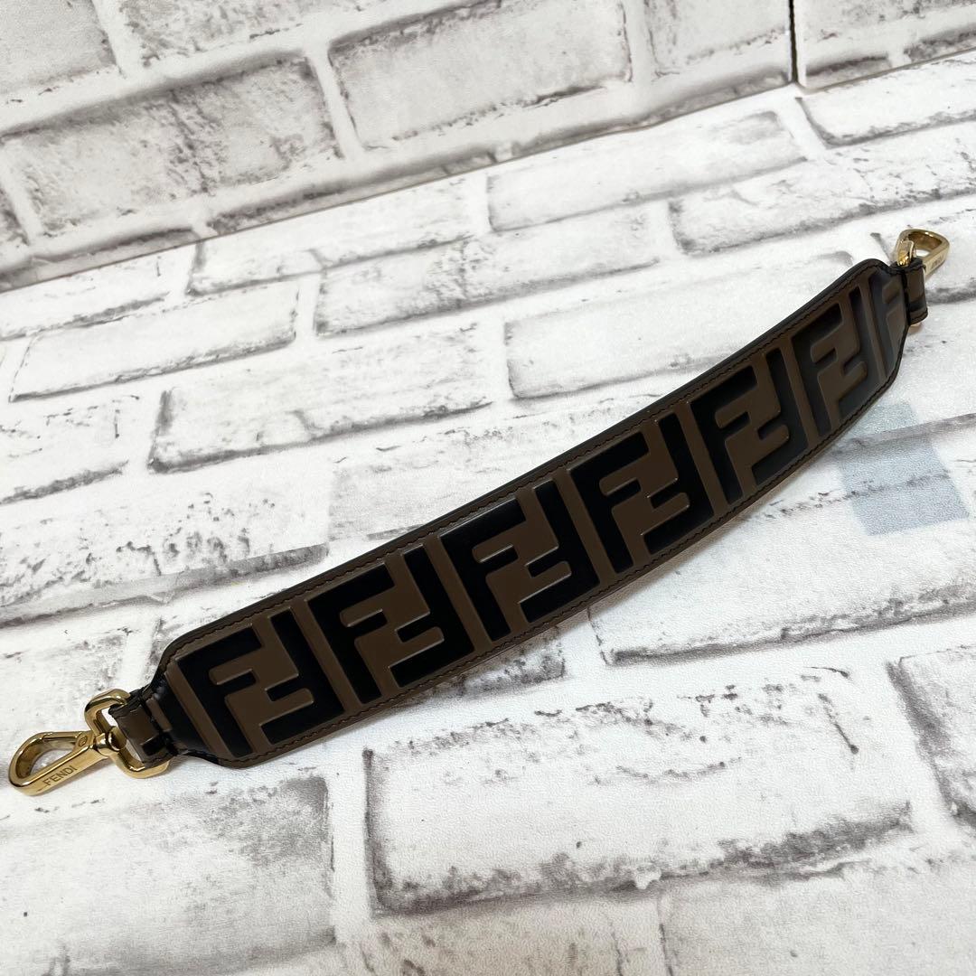 未使用級✨フェンディ　ストラップユー　ズッカ柄　エンボス　ゴールド金具