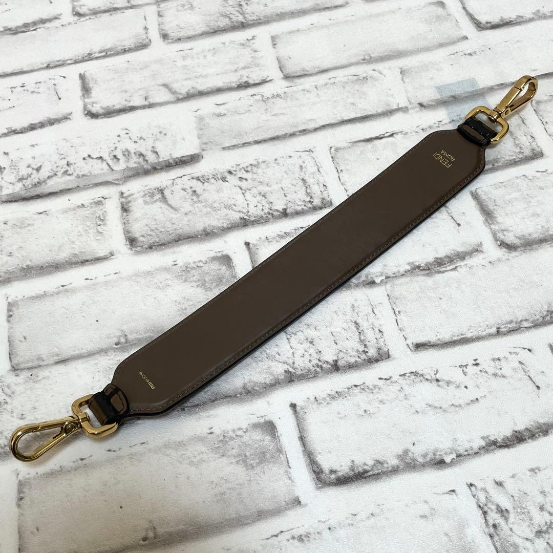 未使用級✨フェンディ　ストラップユー　ズッカ柄　エンボス　ゴールド金具