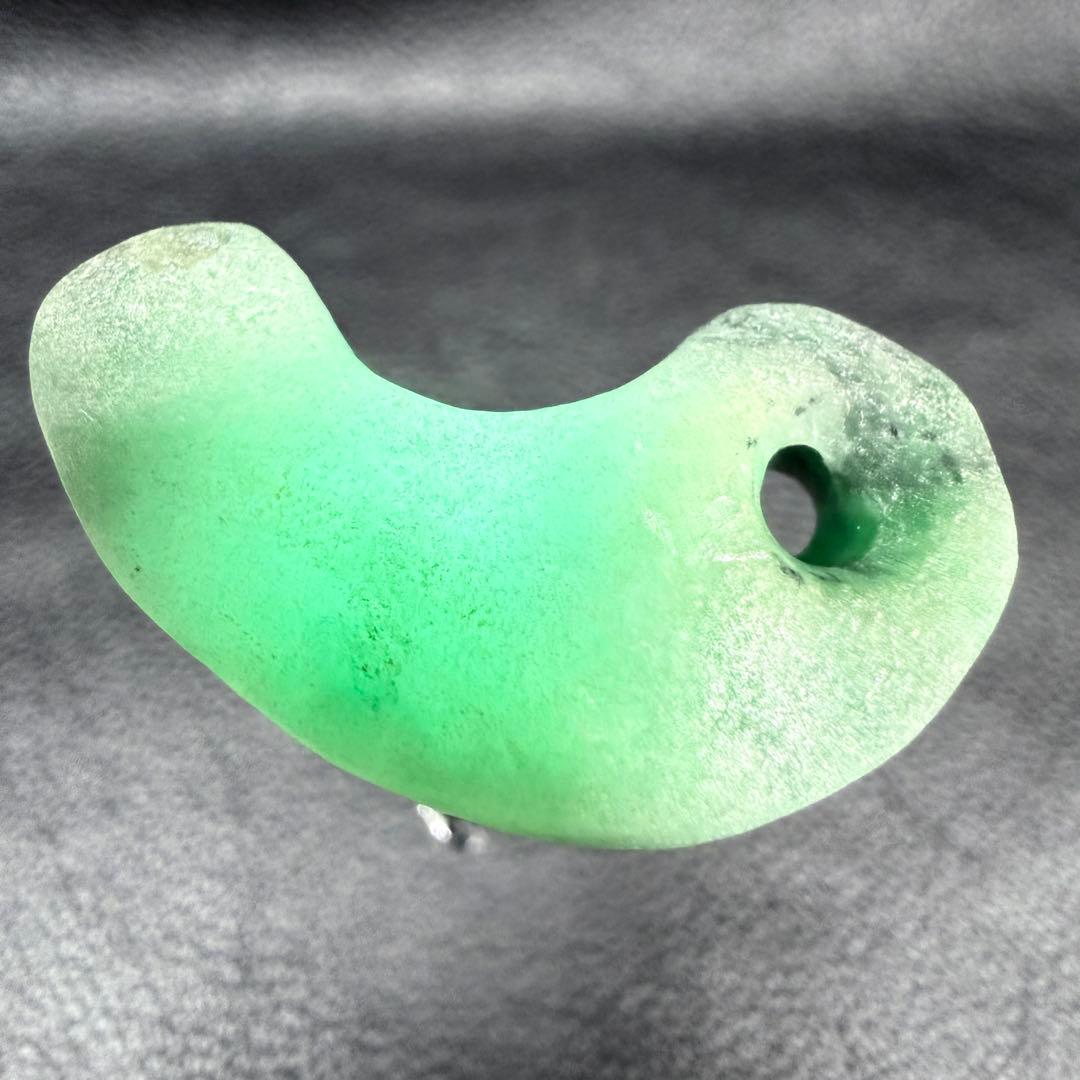 縄文、弥生、硬玉大珠、魔除け石 透明度ある上質ヒスイ硬玉翡翠 勾玉