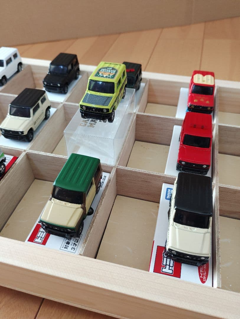 ✨超希少✨トミカ✨ジムニー✨全24台✨缶バッジ＆木製コレクションケース✨