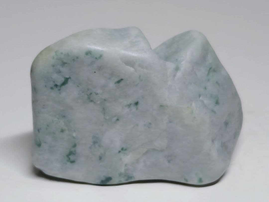 淡灰緑 171g 翡翠 ヒスイ 原石 鑑賞石 自然石 誕生石 鉱物 鉱石 水石