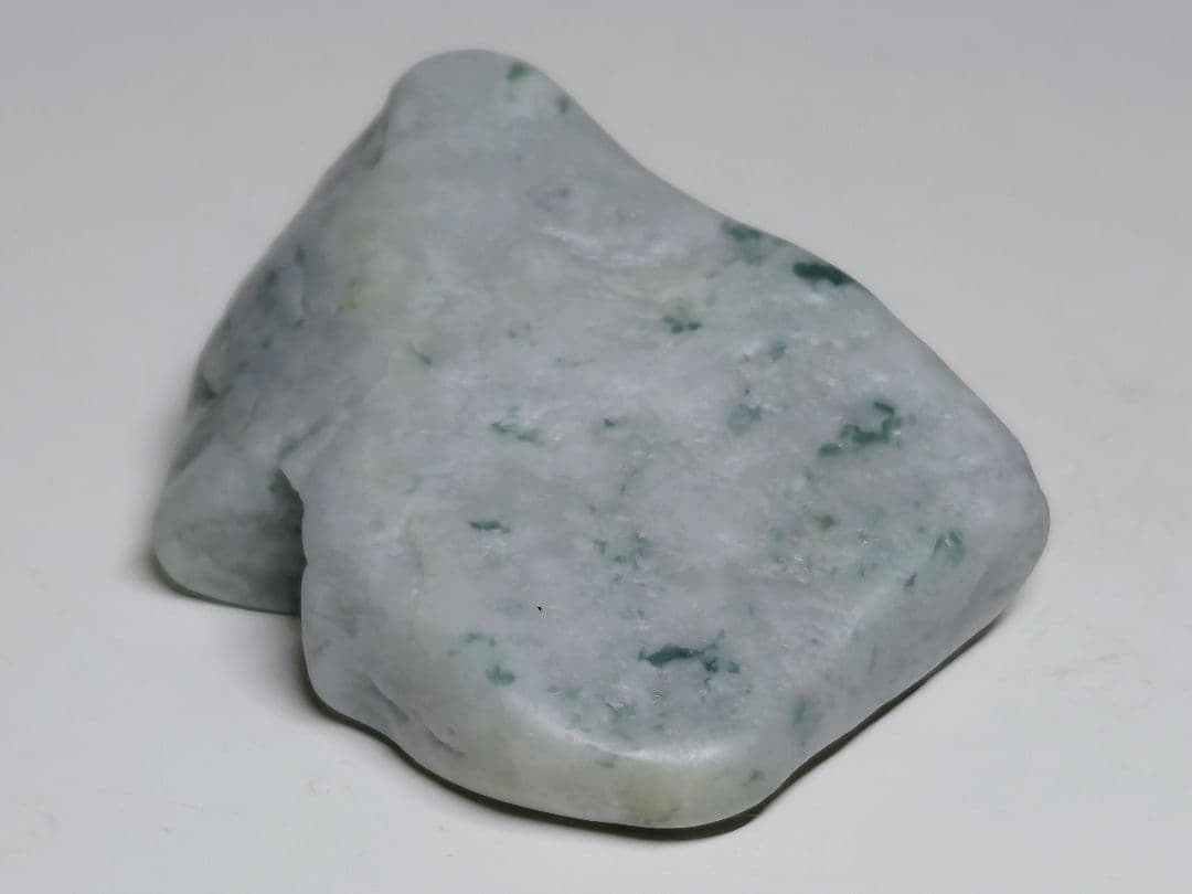 淡灰緑 171g 翡翠 ヒスイ 原石 鑑賞石 自然石 誕生石 鉱物 鉱石 水石