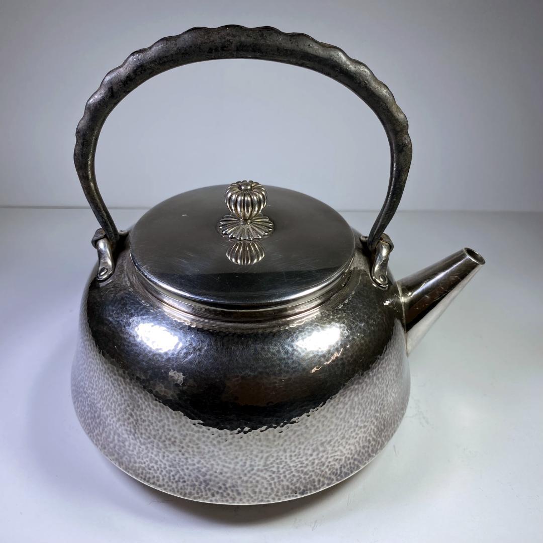 純銀製 菊文様 唐木手 急須 銀瓶 煎茶道具｜純銀製 菊文様