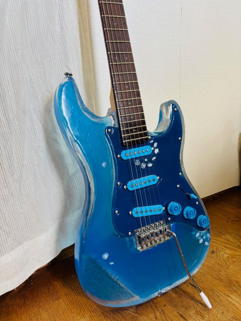 エレキギター　アクリル透明　ストラトタイプ LED・WAVE・クラゲ仕様 エレキギター アクリル透明 ストラトタイプ LED・WAVE・クラゲ仕様