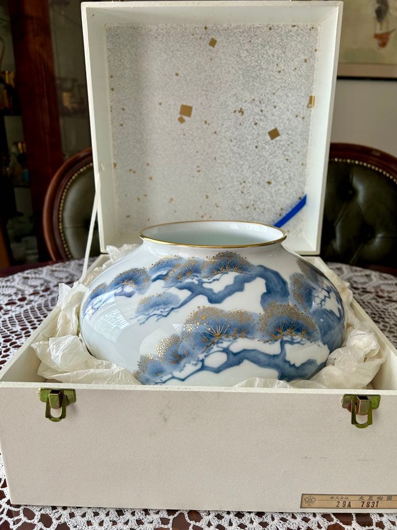 大倉陶園 皇室御用達 金彩老松 青と金の模様