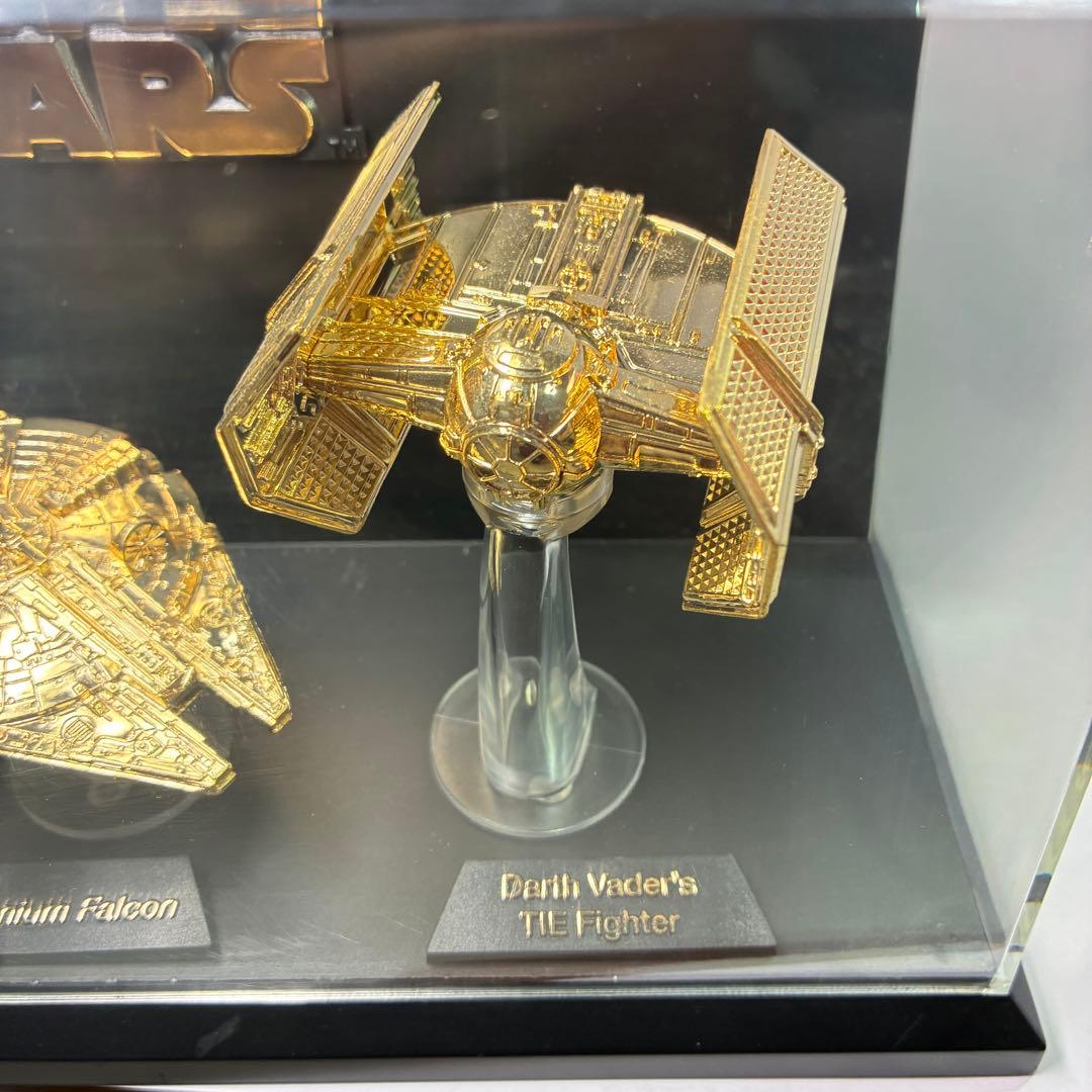 スターウォーズ ゴールドプレート オブジェ　ミレニアム・ファルコン　フィギュア
