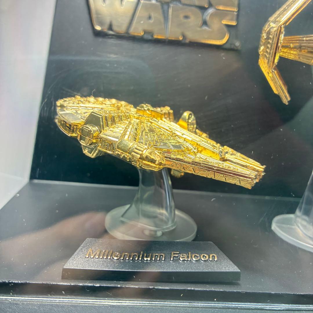 スターウォーズ ゴールドプレート オブジェ　ミレニアム・ファルコン　フィギュア