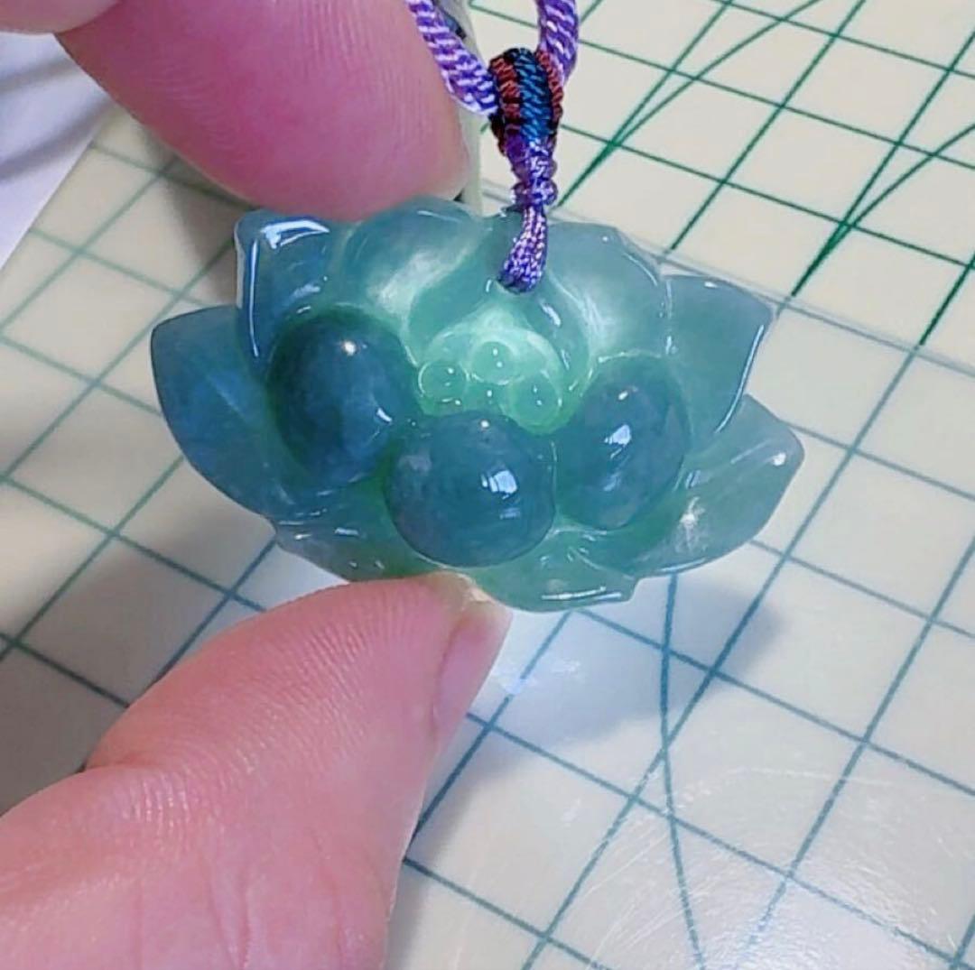 R2-02063天然本翡翠《本物保証》 緑蓮花ひすいペンダント ネックレス