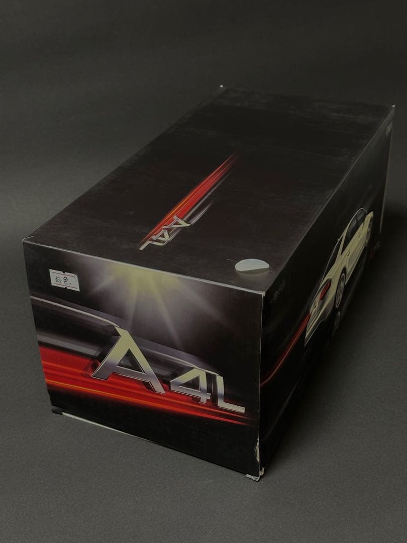 Audi A4 ホワイト ミニカー　1/18 白