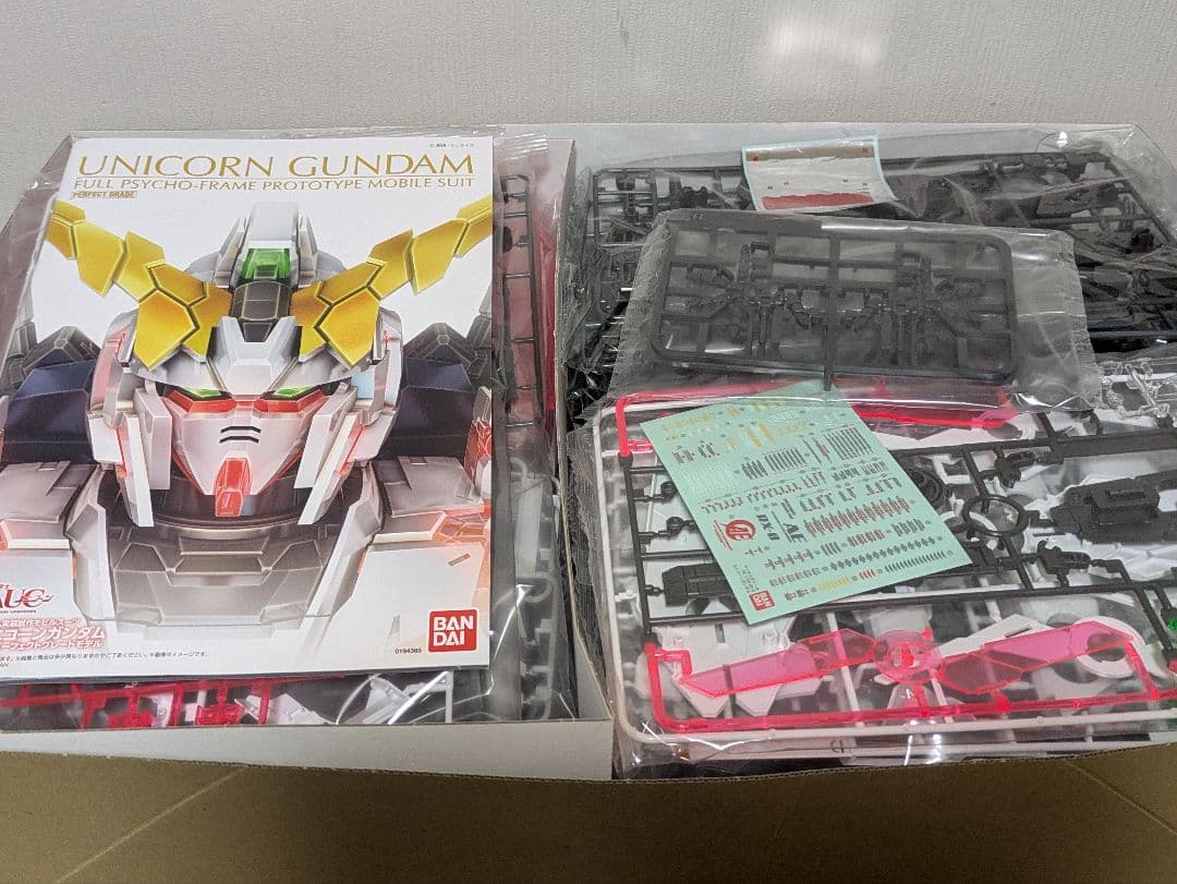 PG ユニコーンガンダム(水転写デカール、LEDユニット、アームドアーマー付き)
