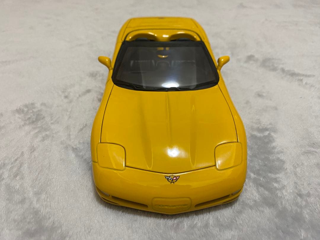 ミニカー UT CHEVROLET CORVETTE 1/18