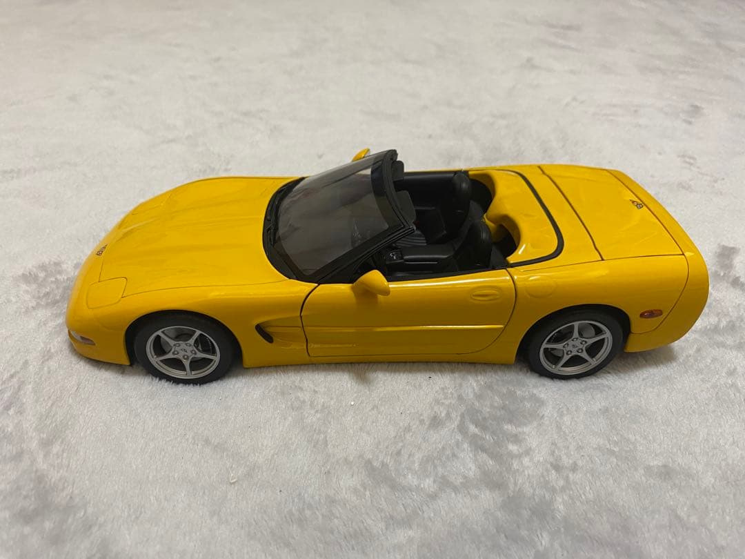 ミニカー UT CHEVROLET CORVETTE 1/18