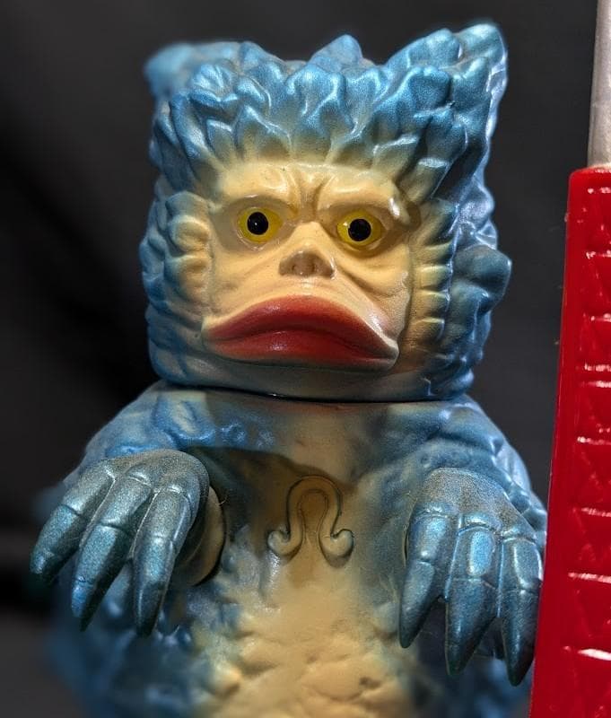 東京タワーガラモン青「ウルトラQ」登場怪獣（M1号）台座付ソフビ