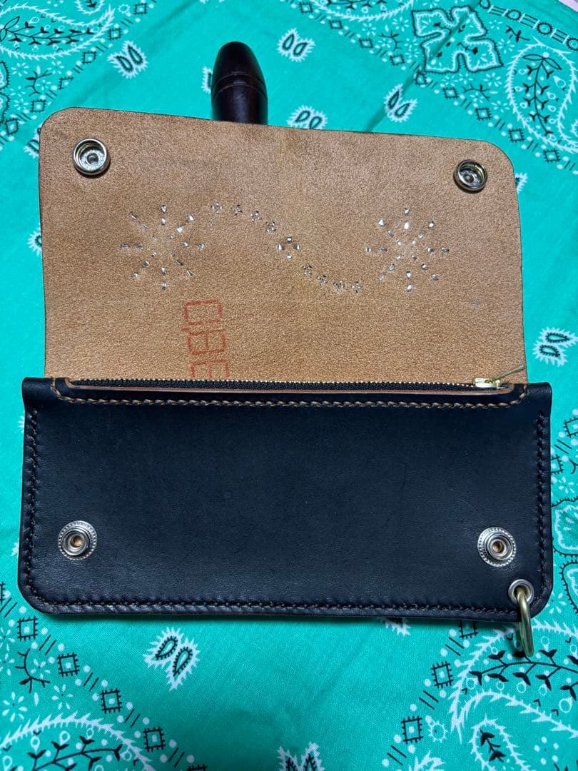 トラッカーウォレット　三層　丘染め　レザークラフト　ハンドメイド　スタッズ