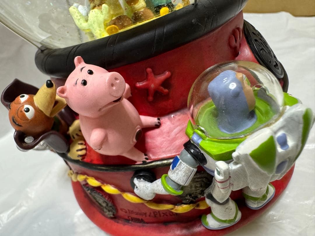 トイストーリー2 赤ランタン ライトアップ オルゴール付き スノーグローブ