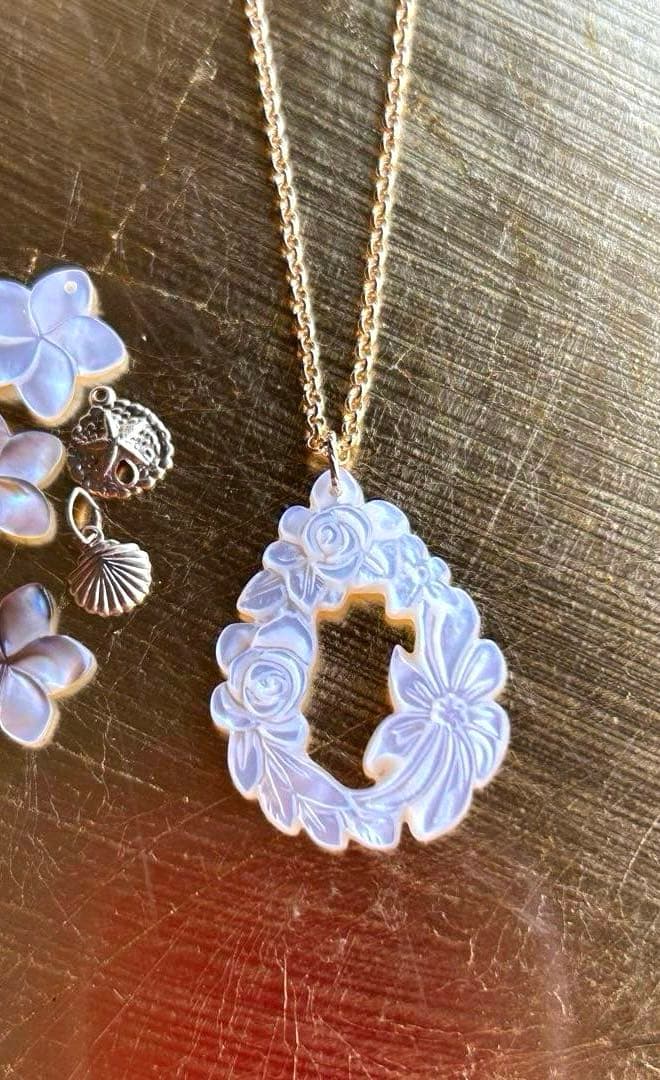 白蝶貝ペアシェイプ カービング リースのペンダントトップ 14kgf 白蝶