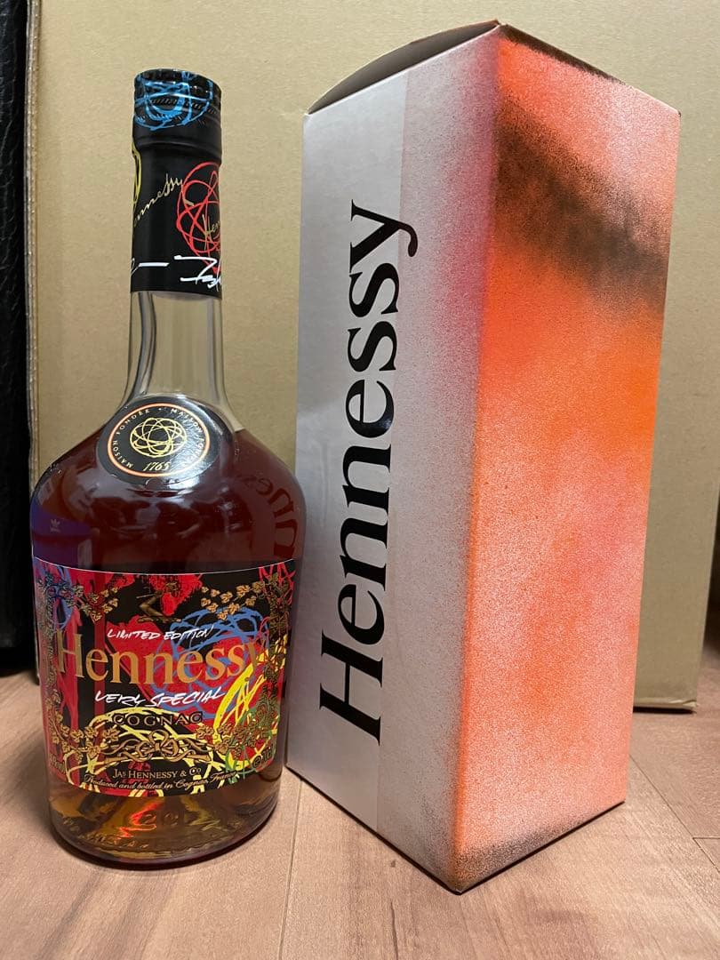 直筆サイン入り】ヘネシー V.S リミテッドエディション by Futura